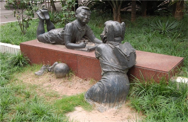 公園小孩雕塑.jpg 公園小孩雕塑.jpg