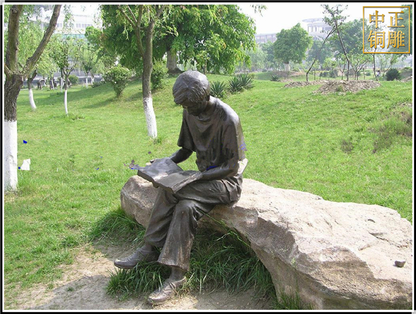 少年讀書(shū)校園雕塑.jpg