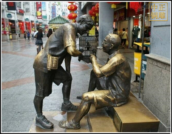 逗鳥人物銅雕塑.jpg 逗鳥人物銅雕塑.jpg