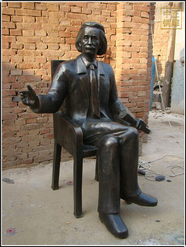 園林現(xiàn)代人物銅雕塑.jpg 園林現(xiàn)代人物銅雕塑.jpg