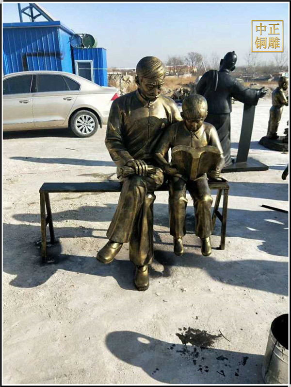 步行街街頭人物讀書雕塑.jpg 步行街街頭人物讀書雕塑.jpg