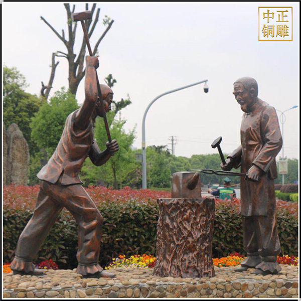 古代打鐵人物銅雕塑.jpg