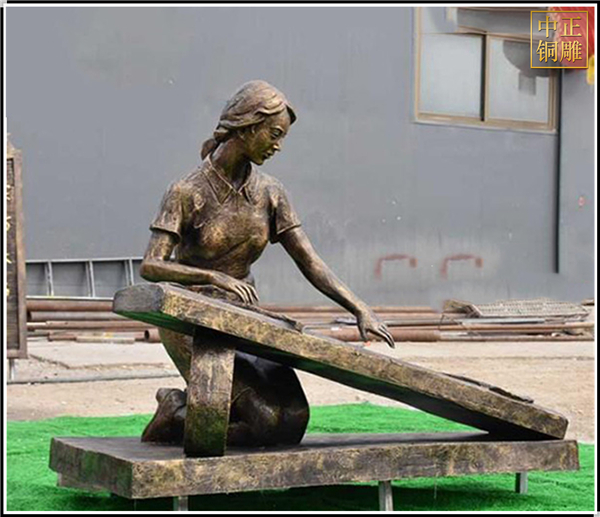 校園彈古箏人物銅雕塑.jpg