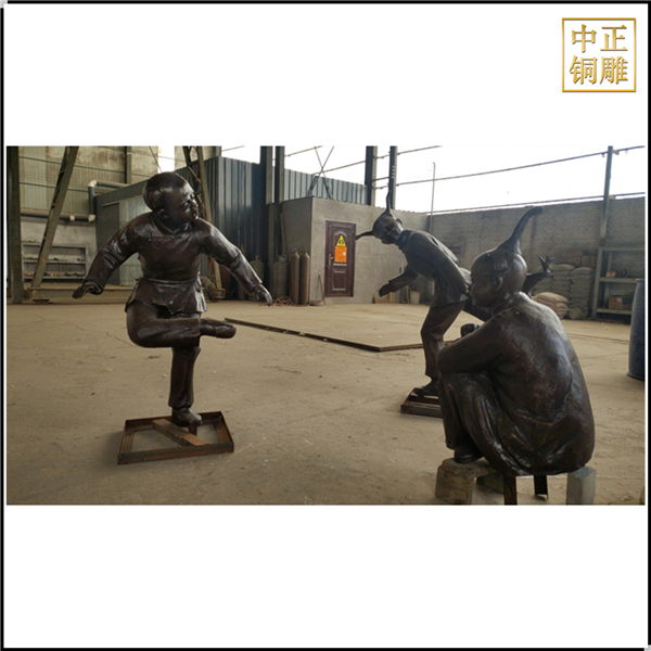 三個小孩踢毽子人物銅雕塑.jpg 三個小孩踢毽子人物銅雕塑.jpg