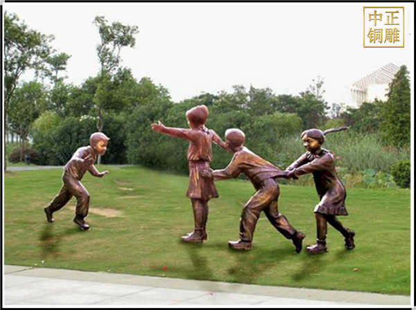 老鷹捉小雞人物銅雕塑.jpg