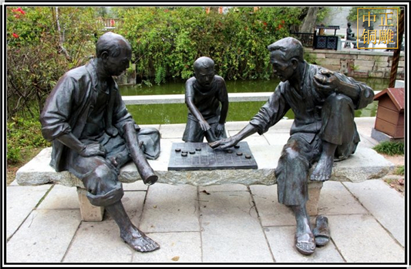 湖邊三人下象棋銅雕塑.jpg