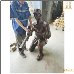 室外手拿槍人瞄準(zhǔn)人物雕塑 室外手拿槍人瞄準(zhǔn)人物雕塑