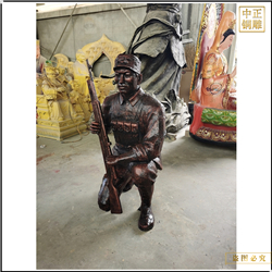 手握槍人物銅雕塑 