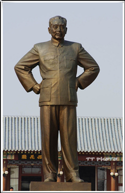 雙手叉腰的周恩來(lái)銅雕